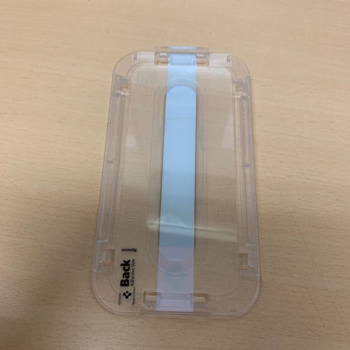 y051009m Spigen iPhone 15 Pro ガラスフィルム 貼り付けキット 自動吸着 ワンタッチ 保護フィルム 超簡単貼り付け　一枚のみ_画像5