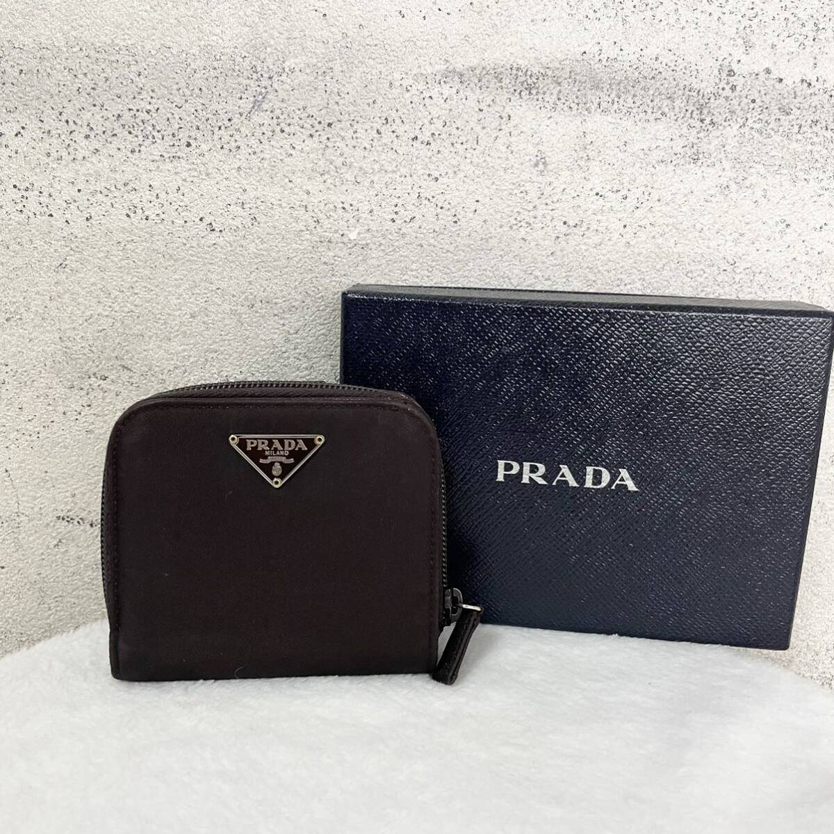 【贅沢品の極み】PRADA プラダ 折り財布 カードケース コインケース お札ケース テスート 三角プレート 本革 レザー ブラウンの画像1