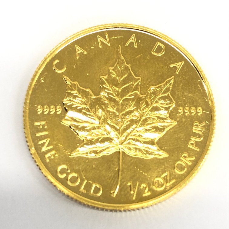 K24IG カナダ メイプルリーフ金貨 1/2oz 総重量15.6ｇ【CEAB7027】の画像1