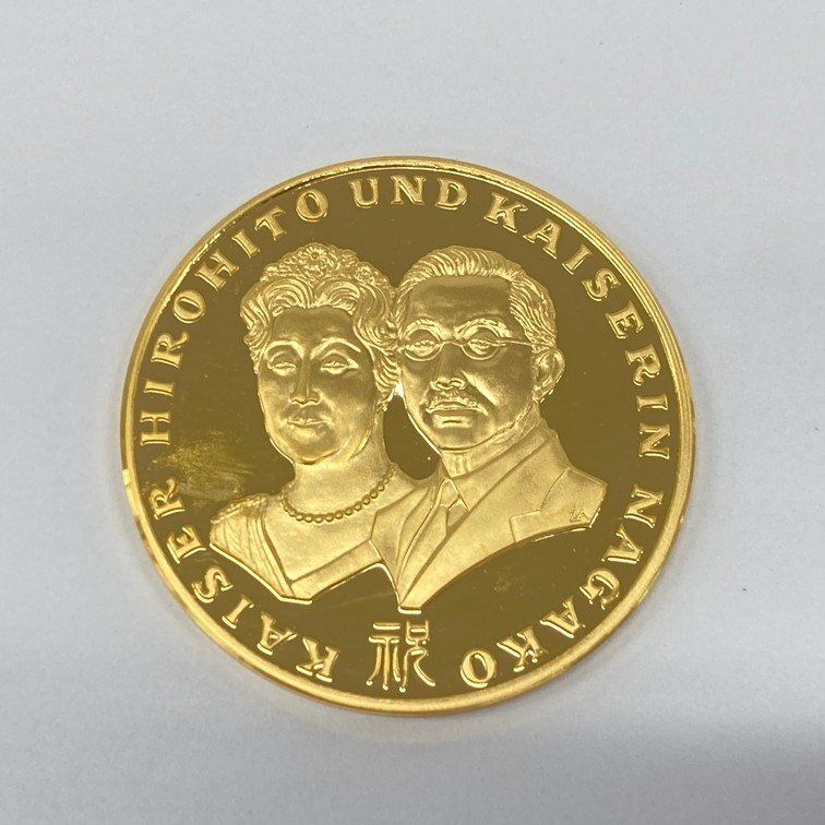 K24　純金メダル　天皇皇后両陛下御外遊記念　総重量25.0g【CEAM9001】_画像1