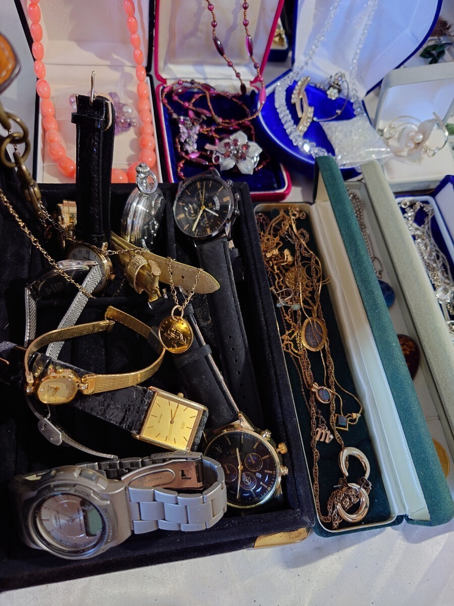 1円〜 アクセサリー大量まとめて 腕時計/ネックレス/指輪/ブローチ/CITIZEN/CASIO/CHANEL/Dior/ SILVER 925 刻印含 ジャンク まとめ_画像2