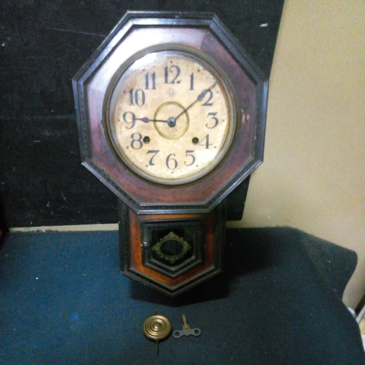 古時計 柱時計 掛時計 振り子時計 ボンボン時計 ゼンマイ式 八角 メーカー不明 約48×30cm 厚さ約11cm 昭和レトロ ジャンク AD-25_画像1