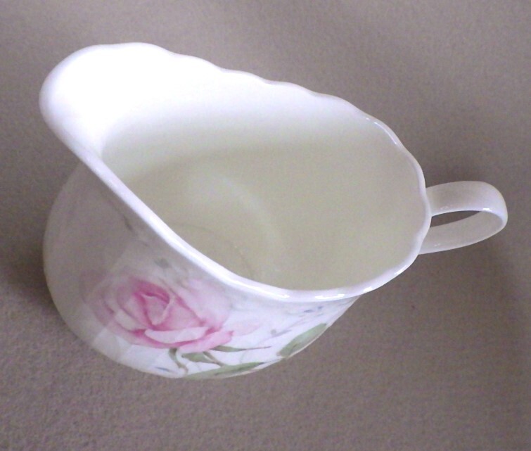 ★未使用 NARUMI 海外向けブランドMIKASA ちょっとおおきめのミルクピッチャー バラ柄 鳴海製陶の画像4
