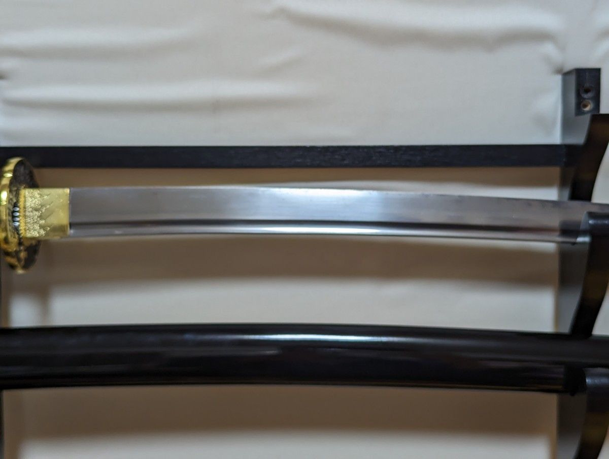 居合刀(模造刀) 白柄黒鮫皮 濃紺呂鞘 樋入のたれ刃文 - 武具 居合刀(模造刀) 白柄黒鮫皮 濃紺呂鞘 樋入のたれ刃文 - 武具
