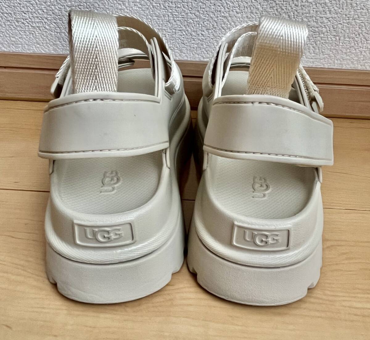 23cm 美品1回着用のみUGG GoldenGlow Sea Salt サンダル 23cm 美品1回着用のみUGG GoldenGlow Sea Salt サンダル