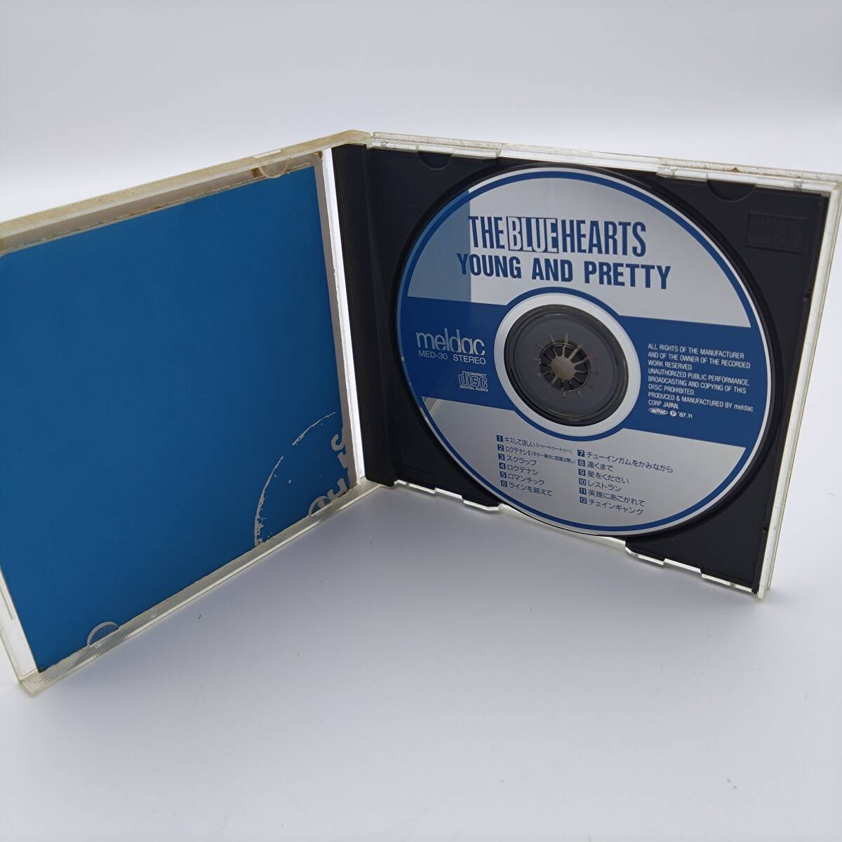 邦楽CD　ザ・ブルーハーツ　THE BLUE HEARTS YOUNG AND PRETTY_画像2