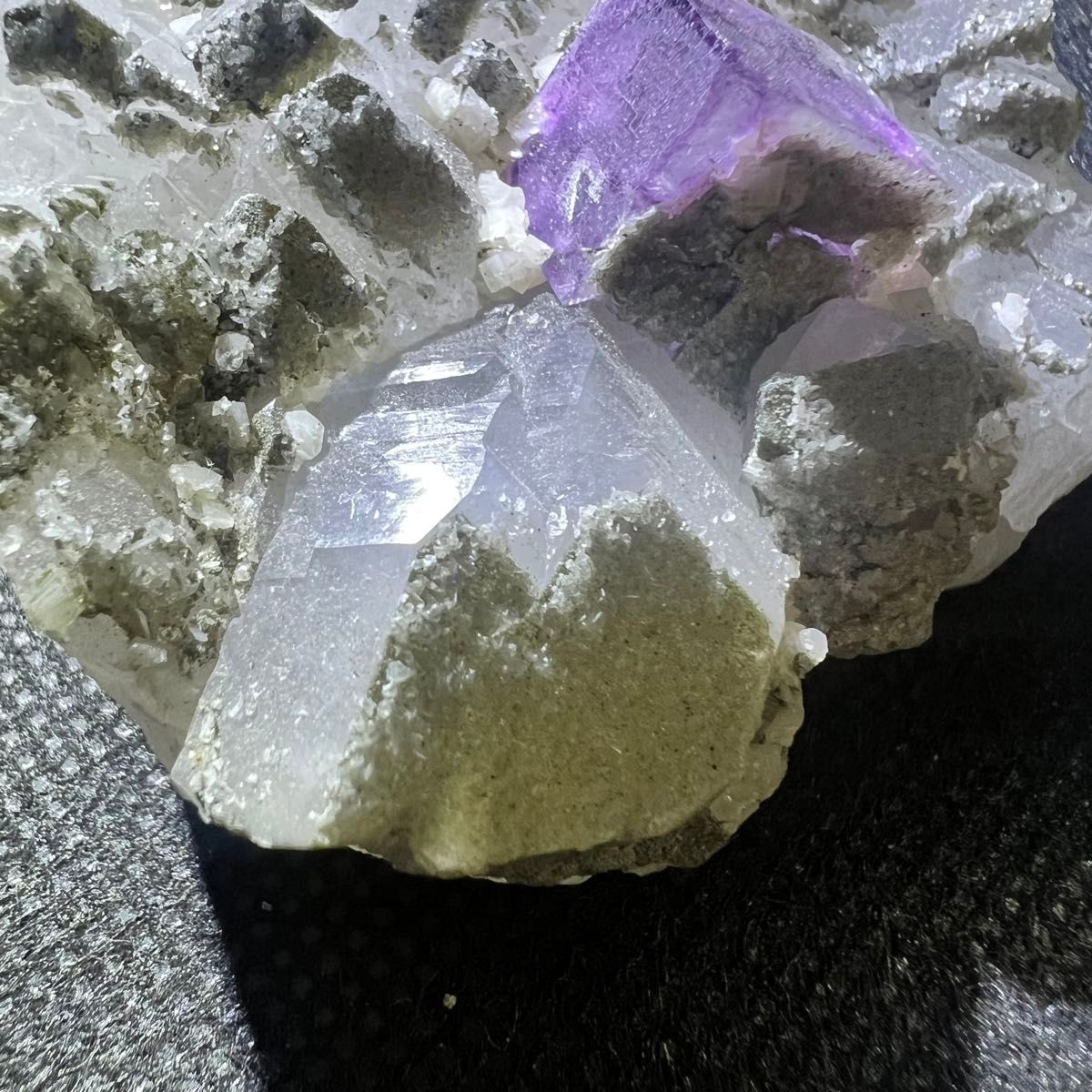 ヤオガンシャン　クォーツ共生　パープルフローライト 原石 結晶 天然石 標本 鉱物 鉱物標本 蛍石