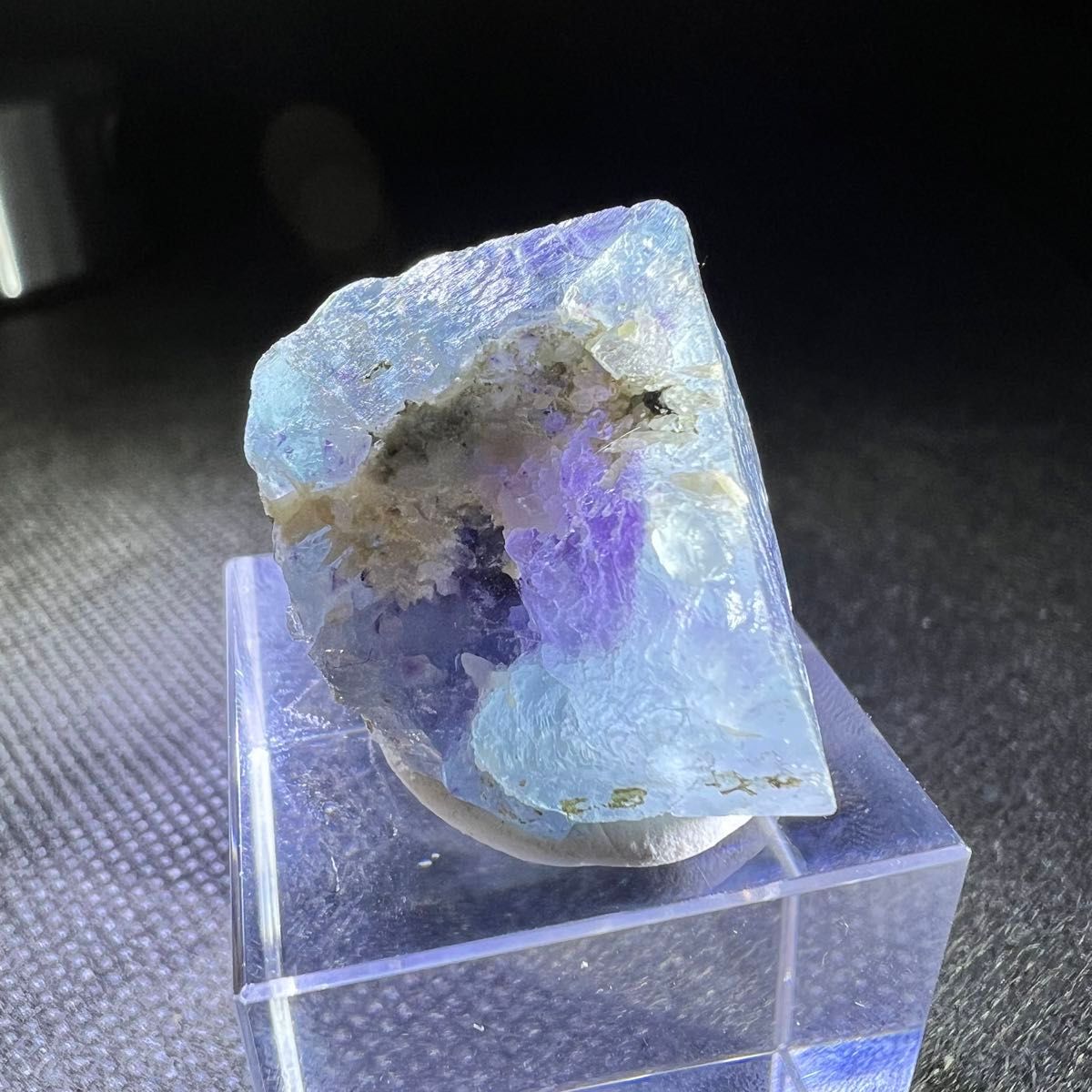 ヤオガンシャン　パープルゾーニングが特徴的なブルーフローライト 原石 鉱物 フローライト 蛍石