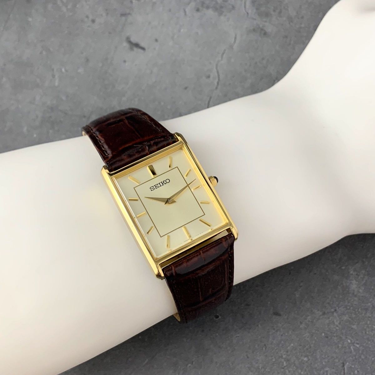 新品】SEIKO/セイコー エッセンシャル スクエア クォーツ 新品】SEIKO/セイコー エッセンシャル スクエア クォーツ