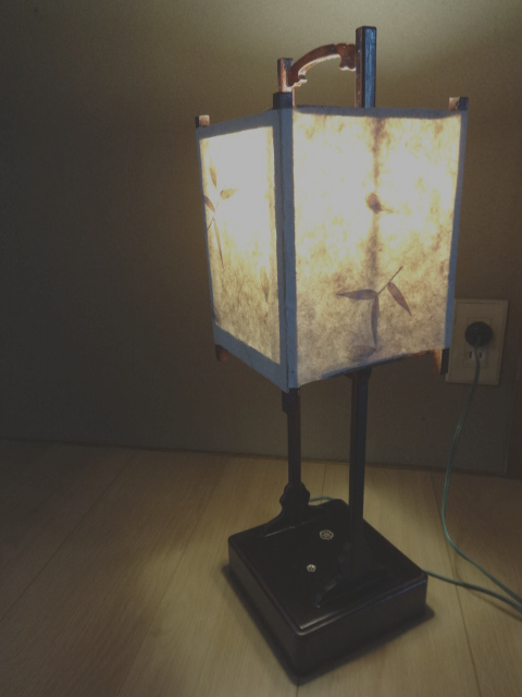 昭和初期　和の風情　行燈ランプ　　葉っぱ入り和紙貼り　電気スタンド行灯　W電球　アンティーク_画像2