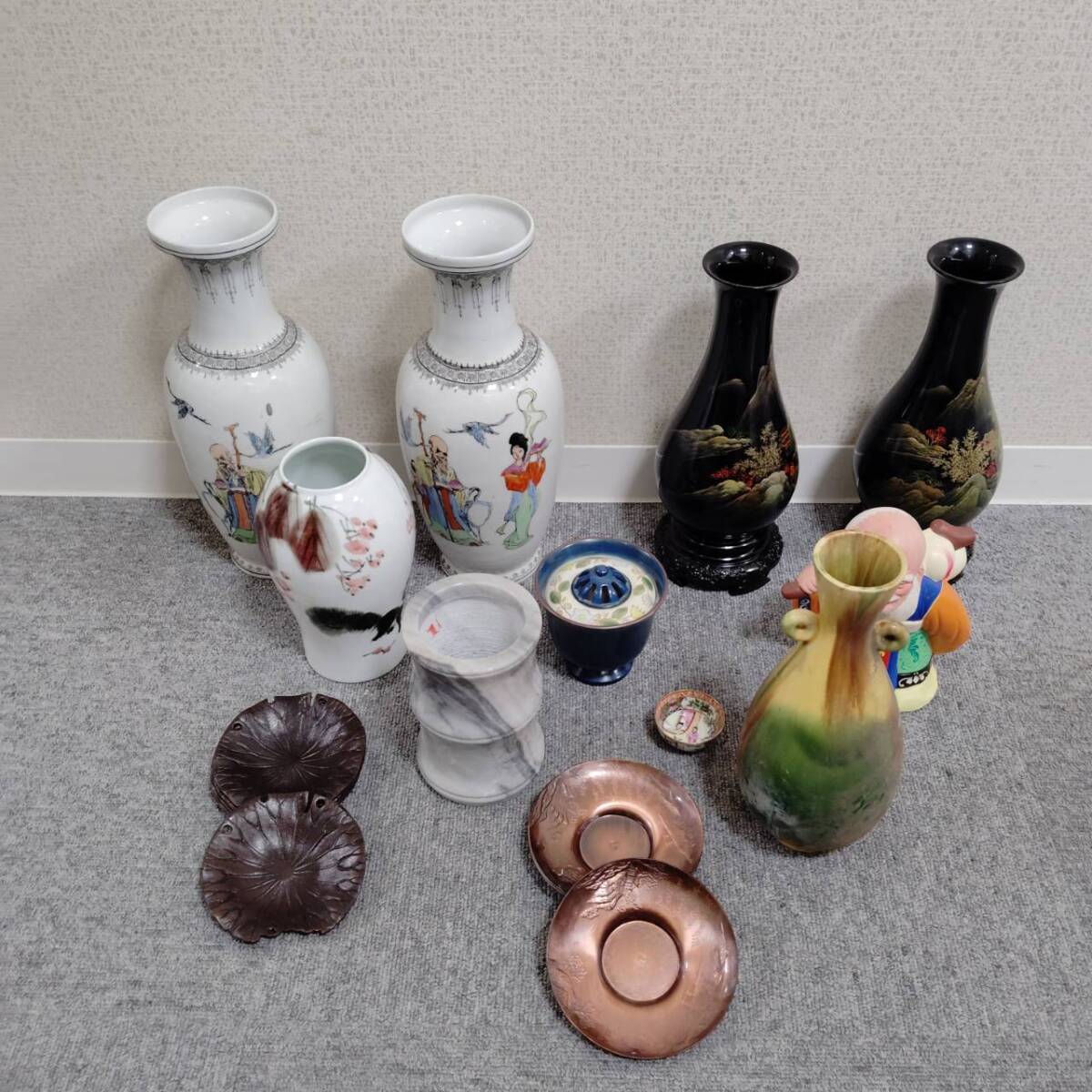 【F-14462】1円スタート 置物おまとめ 花瓶 陶器 アンティーク 中國古玩 陶器人形 純銅皿 古物 古美術品 中古 保管品の画像1