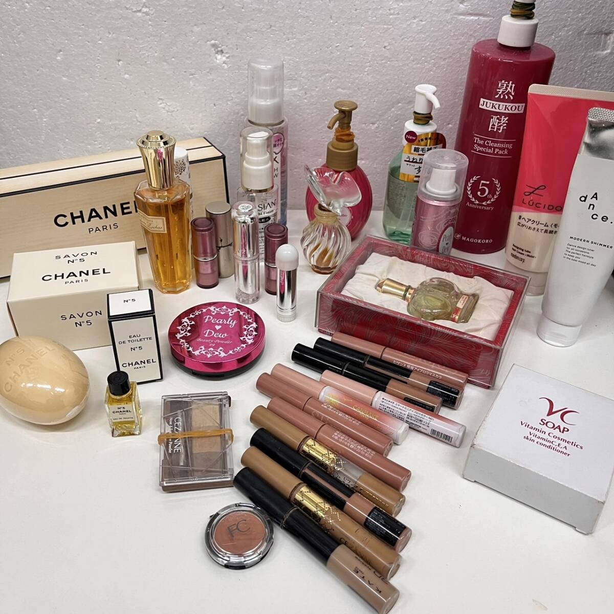 [C-25008a] unused contains CHANEL Chanel brand cosme other brand KATE cosmetics mascara perfume large amount set sale used Junk contains 
