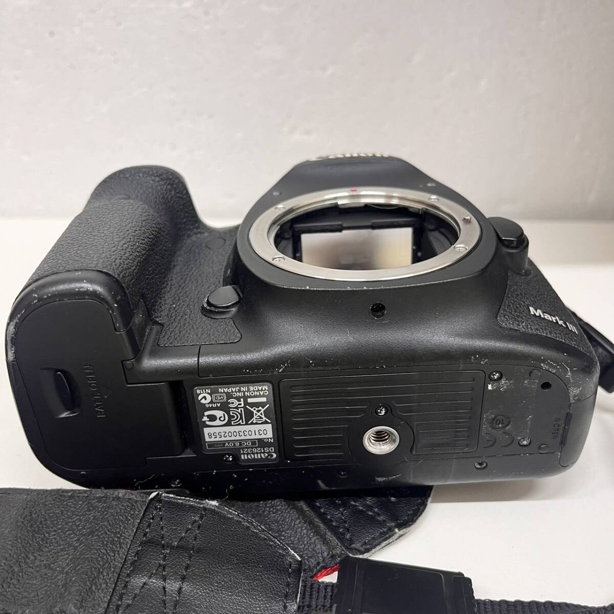 【C-25059】Canon キャノン EDS5D MarkⅢ カメラボディのみ 充電器 バッテリー 付 動作確認済み 現状品 中古 保管品_画像6