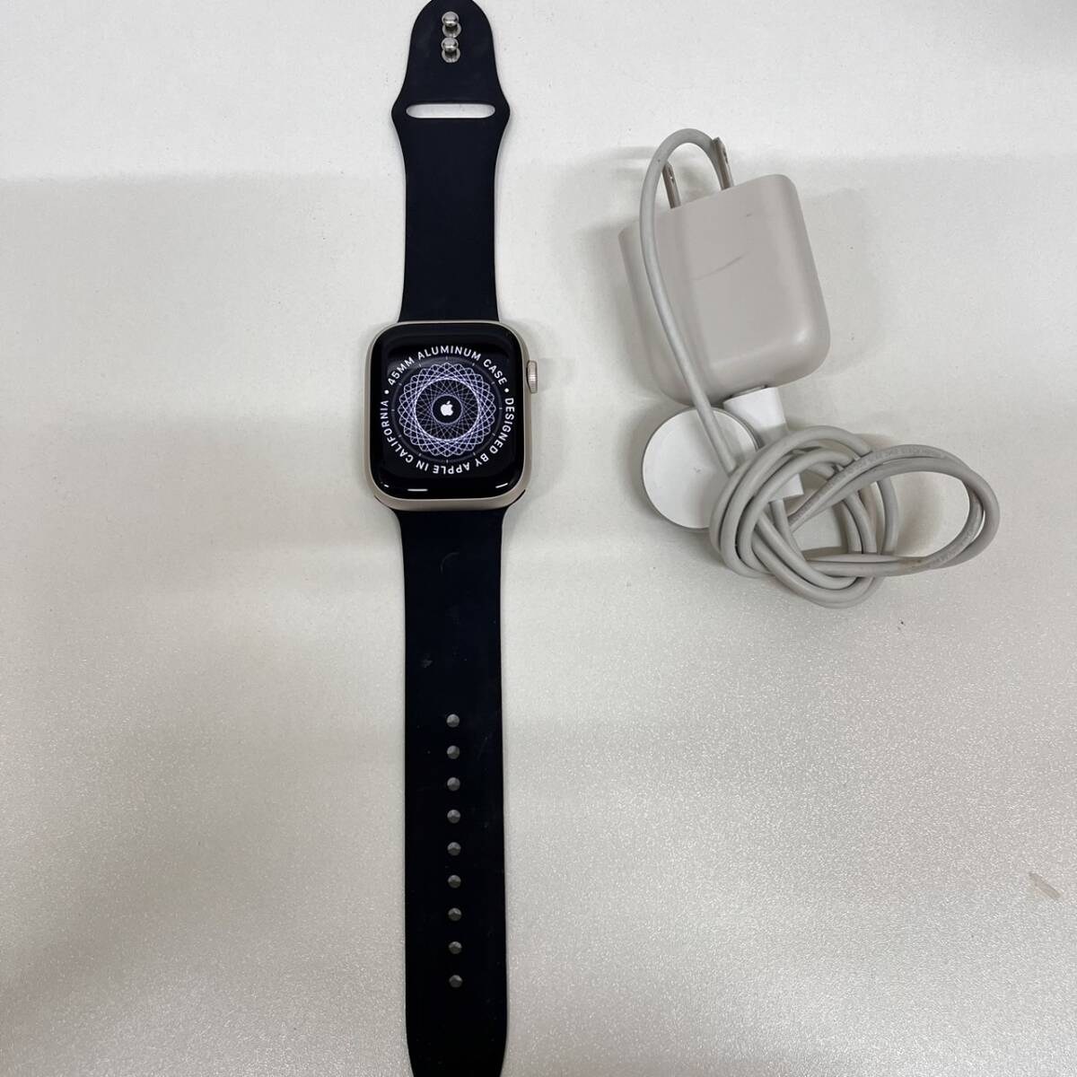 【C-24320】A2771 MSMK Apple Watch Series 8 WR-50M 45MM 32GB アップルウォッチ 充電器 本体 ブラック 動作確認済み 現状品_画像1