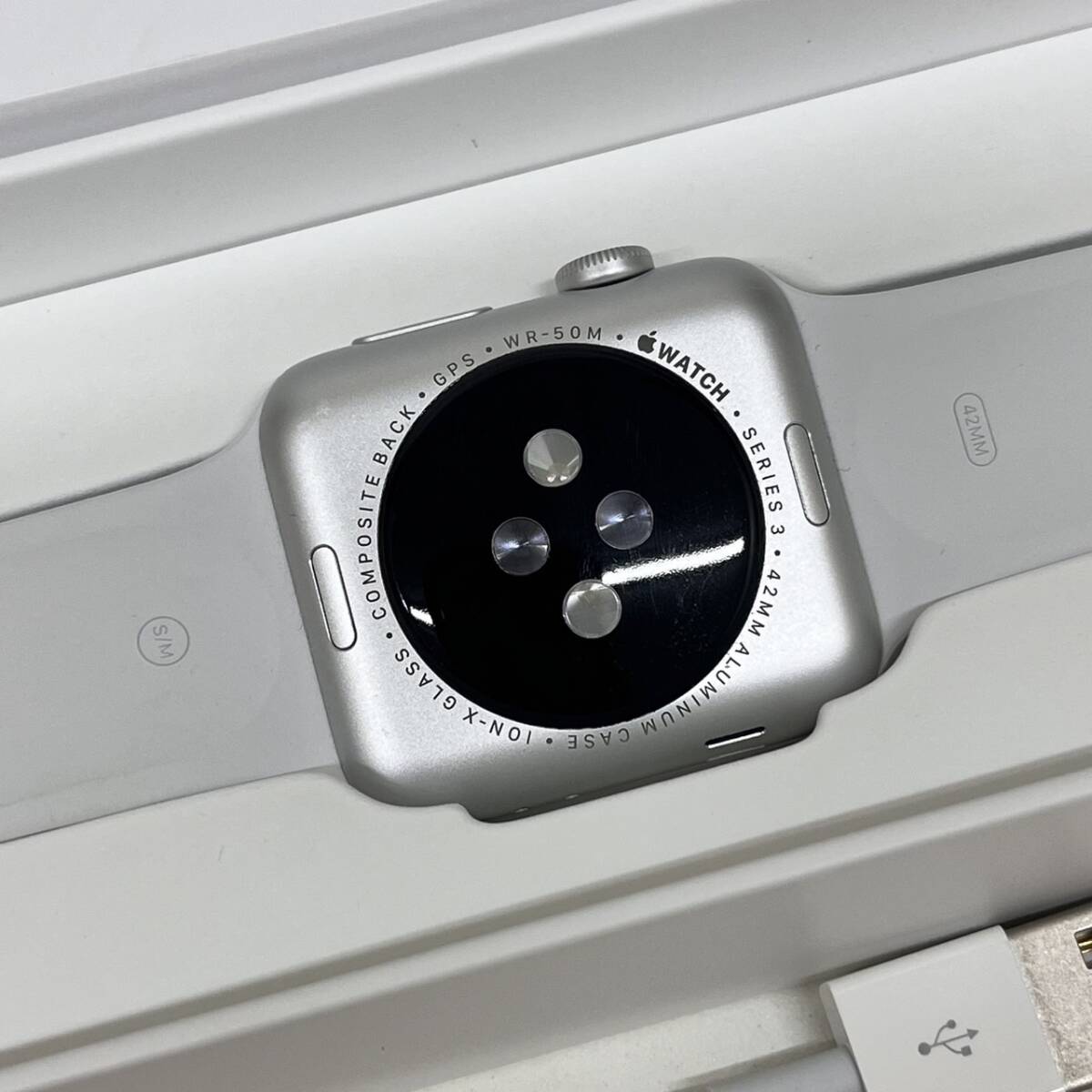 【C-21265】Apple Watch Series3 A1859 42mm GPS MTF22J/A シルバーアルミニウム ホワイトスポーツバンド 箱 中古 動作確認済み 現状品_画像6