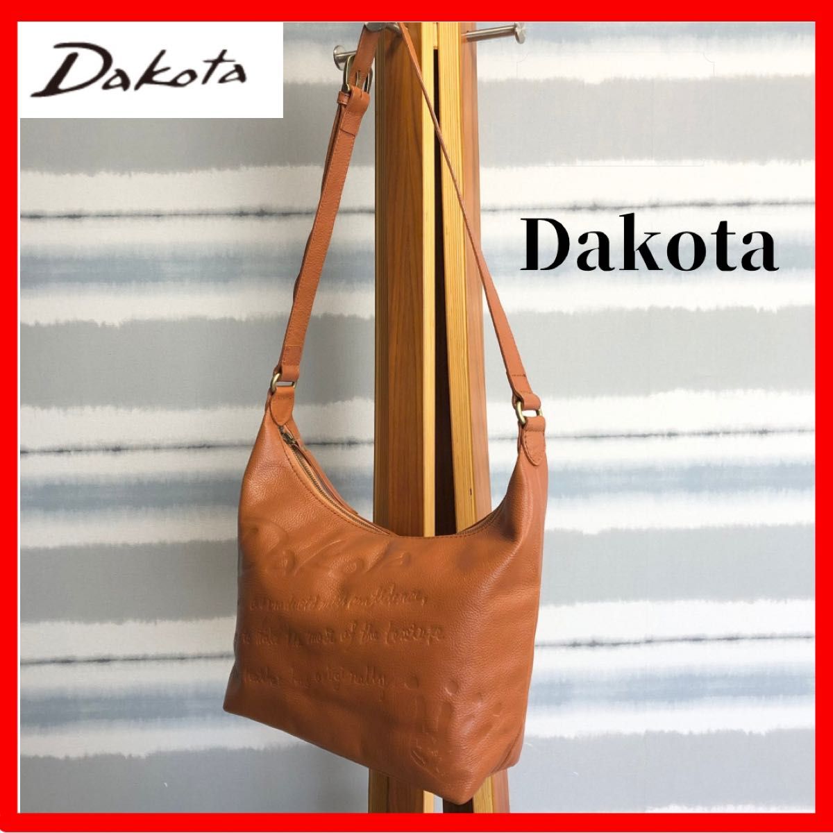 【Dakota】ダコタ　大容量　高級　ショルダーバッグ　A4収納　ブラウン　茶　ロゴ　型押し　レザー　ネプチューン　シボ革　三日月