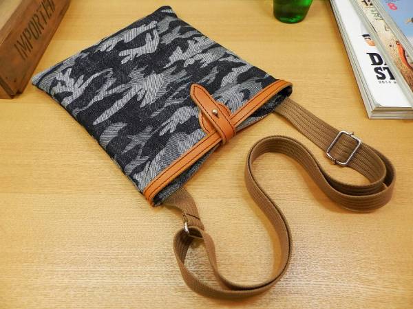 [ build-to-order manufacturing * free shipping ] hand made! camouflage camouflage Denim × cow leather simple shoulder bag made in Japan leather cow leather sakoshu bicycle body bag 