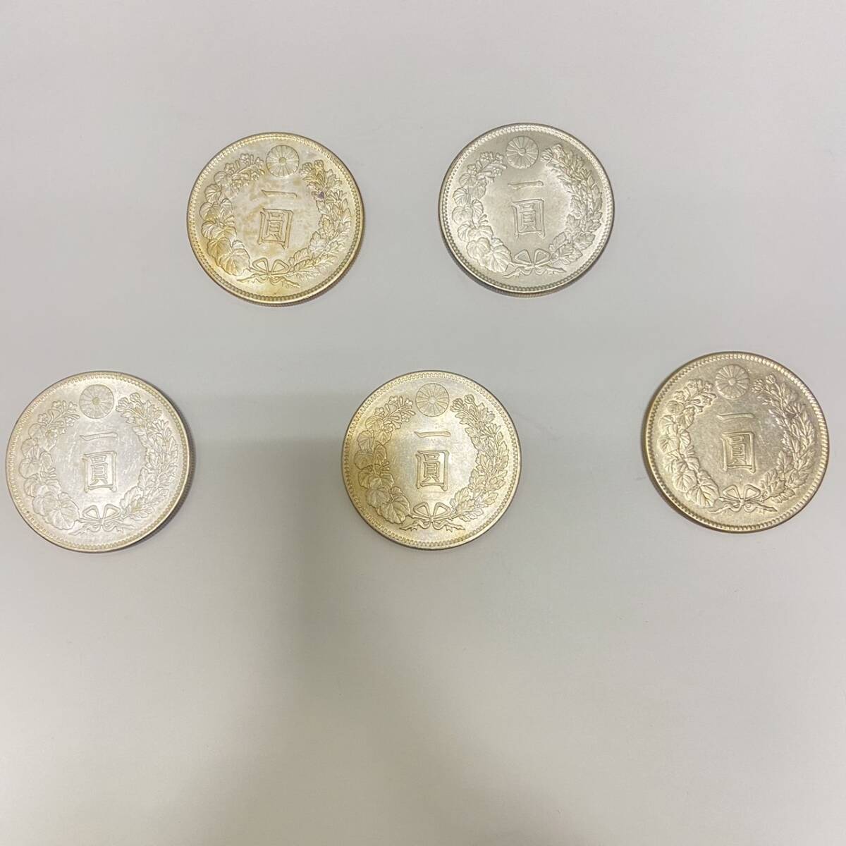 【B-13846】 1円スタート 一圓銀貨 5枚 おまとめ 明治三十八年 明治三十六年 明治四十五年 古銭 重量写真参照 状態写真参照_画像1