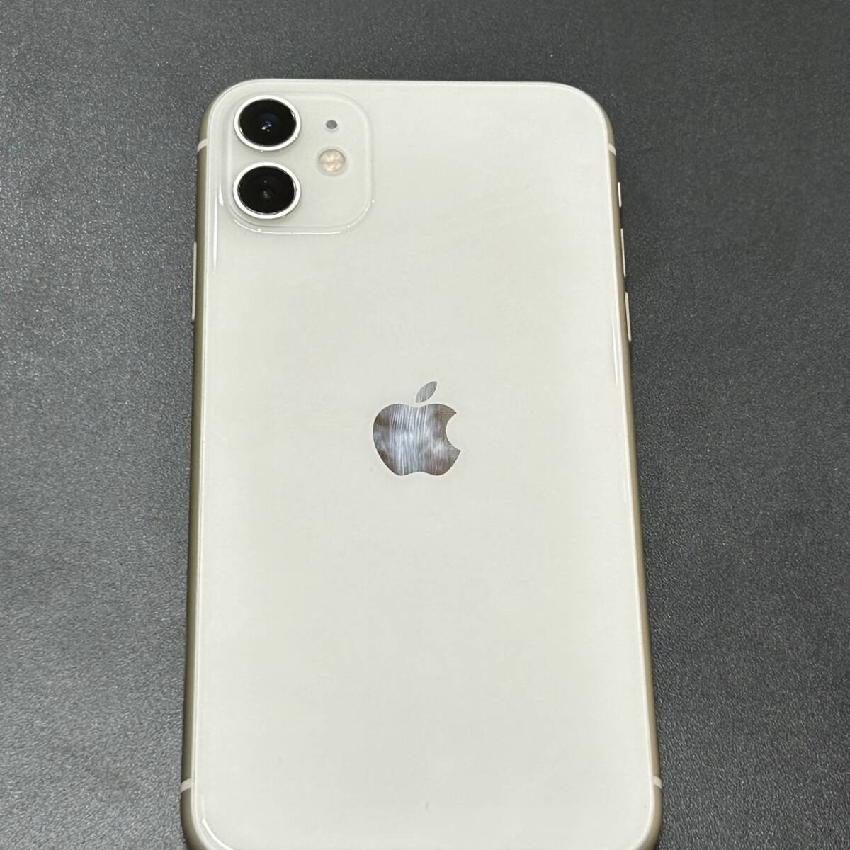 【MYT-4127】1円スタート iPhone11 64GB White A2221 apple SIMロックあり バッテリー85％ 判定〇 初期化済 付属品 箱あり 現状品_画像4