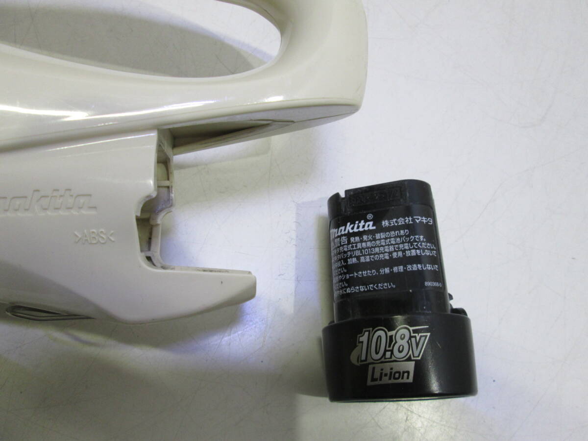 YK240520　makita マキタ CL102D コードレス 充電式クリーナー 掃除機 紙パック式 充電器欠品_画像9