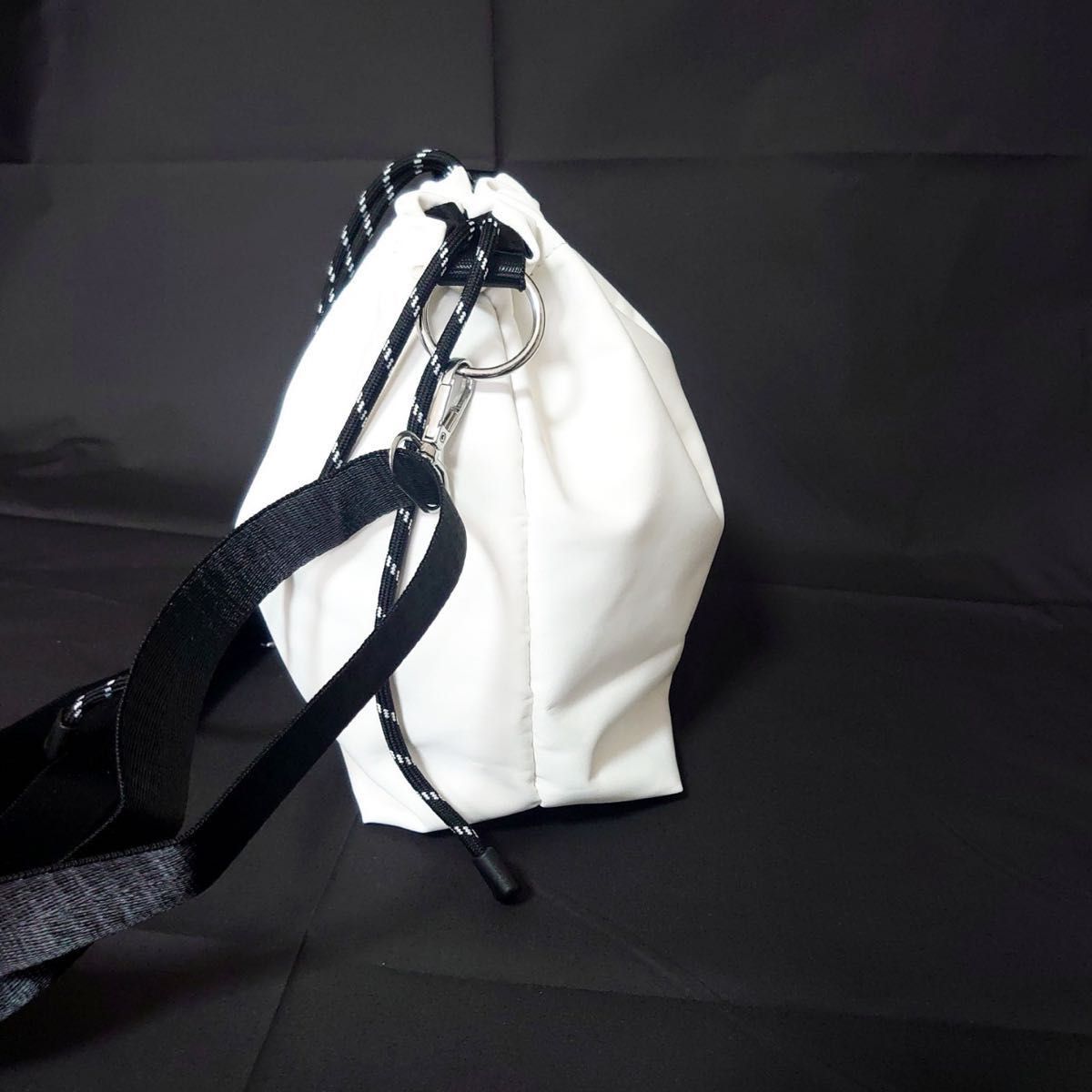 【お値下げ！】ショルダーバッグ ナイロン 防水 巾着 カジュアル シンプル コンパクト 男女兼用 ホワイト 白 フェス
