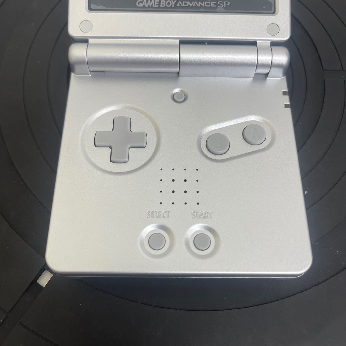 Y519. 1. ゲームボーイアドバンスSP プラチナシルバー 動作品 Y519. 1. ゲームボーイアドバンスSP プラチナシルバー 動作品