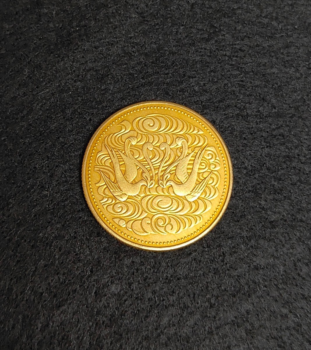 ◆ レプリカ 天皇陛下御在位60年記念 10万円金貨 昭和61年 ゴールド_画像1