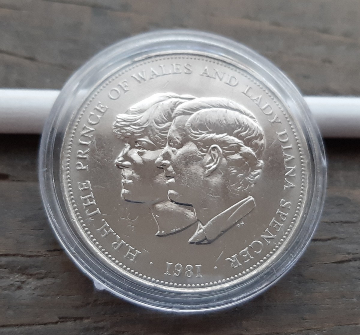 英国 イギリス 1981年 ブリティッシュ クラウン コイン 5シリング カプセル付き28g 39mm 美品です 本物 Charles & Diana _画像4