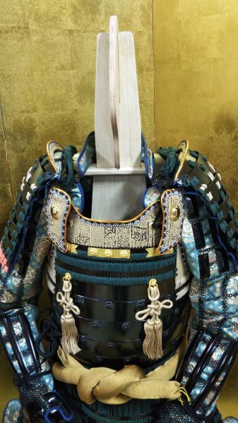 美品　【竹中　半兵衛　創作等身大鎧　変わり兜】　　兜　甲冑 　鎧　交渉可能_木製の鎧立てが付きます。