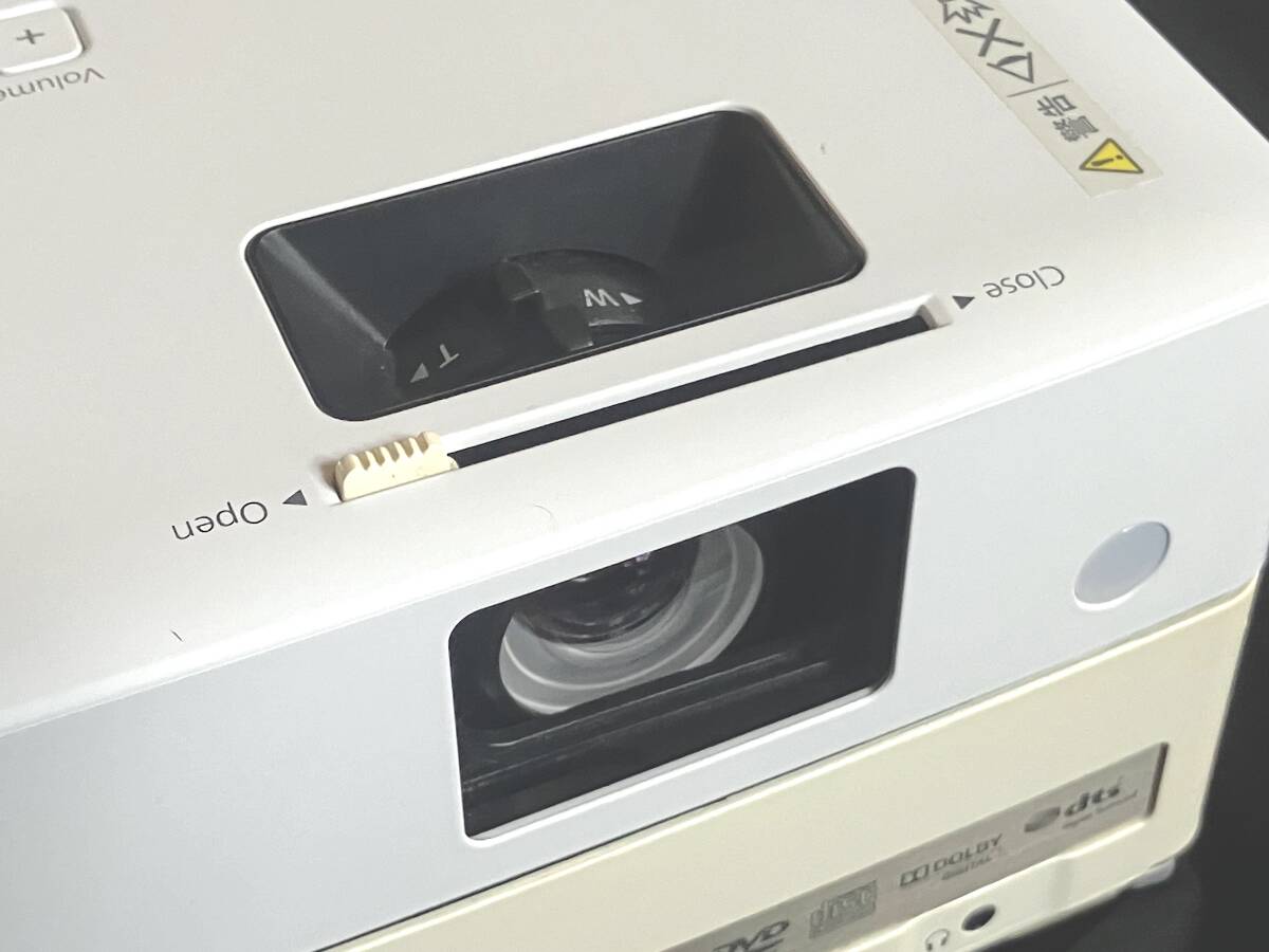 ◆◆EPSON EH-DM30 dreamio All-in-One Projector 【中古・状態良好】◆エプソン オール イン ワン プロジェクター【送料無料】◆◆_スライドドア、ランプ照射等、正常に動作。