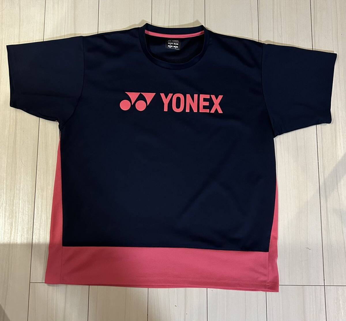 送料無料 ヨネックス バドミントン テニス ユニXO 半袖Tシャツ 限定 ネイビー ピンク ビッグロゴ サイドの切り返しがおしゃれです 美品希少