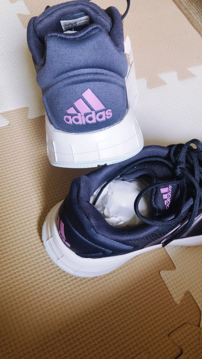 新品タグ付き　adidasスニーカー　24センチ