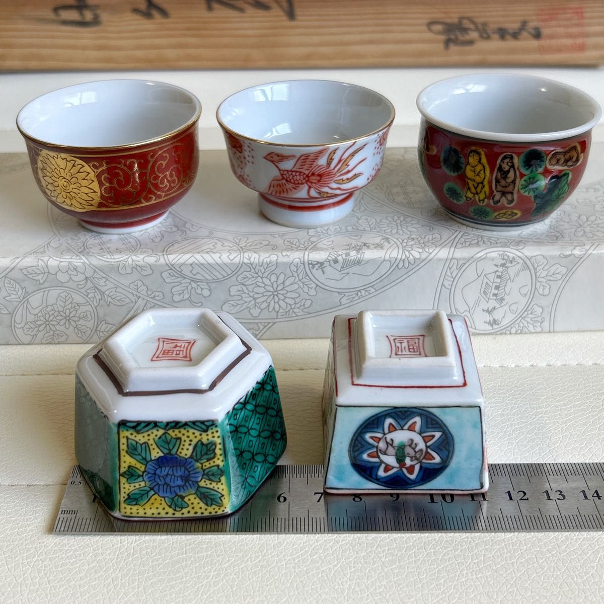 九谷焼 角福 時代盃 5客揃 絵変わり 金襴手 色絵 酒器セット 九谷焼 角福 時代盃 5客揃 絵変わり 金襴手 色絵 酒器セット