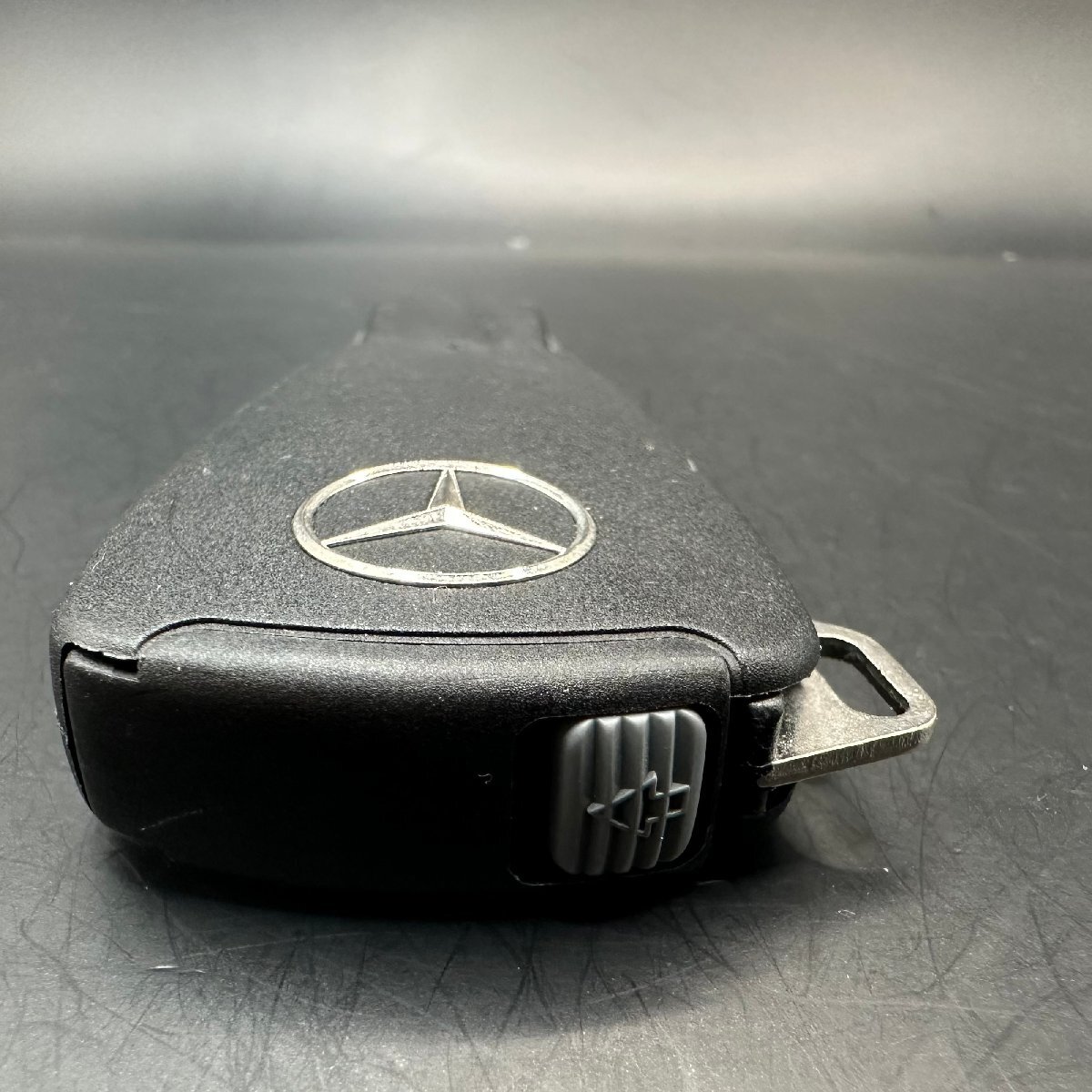 q198 美品 Mercedes-Benz メルセデスベンツ 鍵付き ボタンスマートキー　キーレス　_画像8
