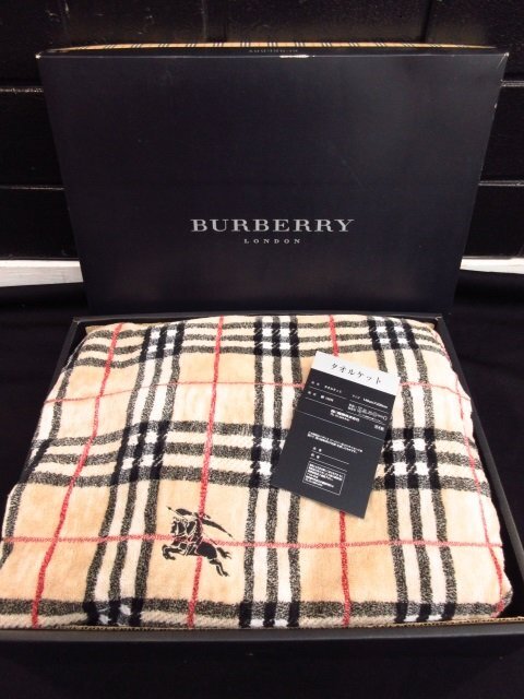 m5746 未使用保管品　BURBERRY LONDON　タオルケット　ブランケット　日本製　綿100％　西川産業(株)　チェック柄　ベージュ系　140×200cm_画像1