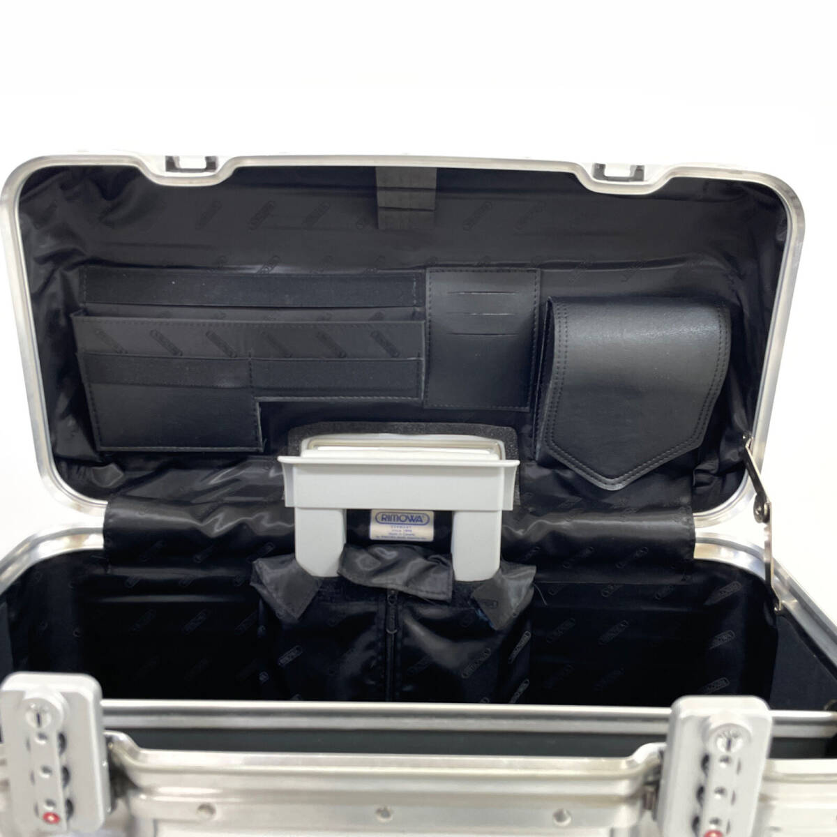 1 jpy RIMOWA Rimowa 923.51.00.2 topaz Pilot 37L 2 wheel Carry case Toro Lee suitcase carry bag silver 