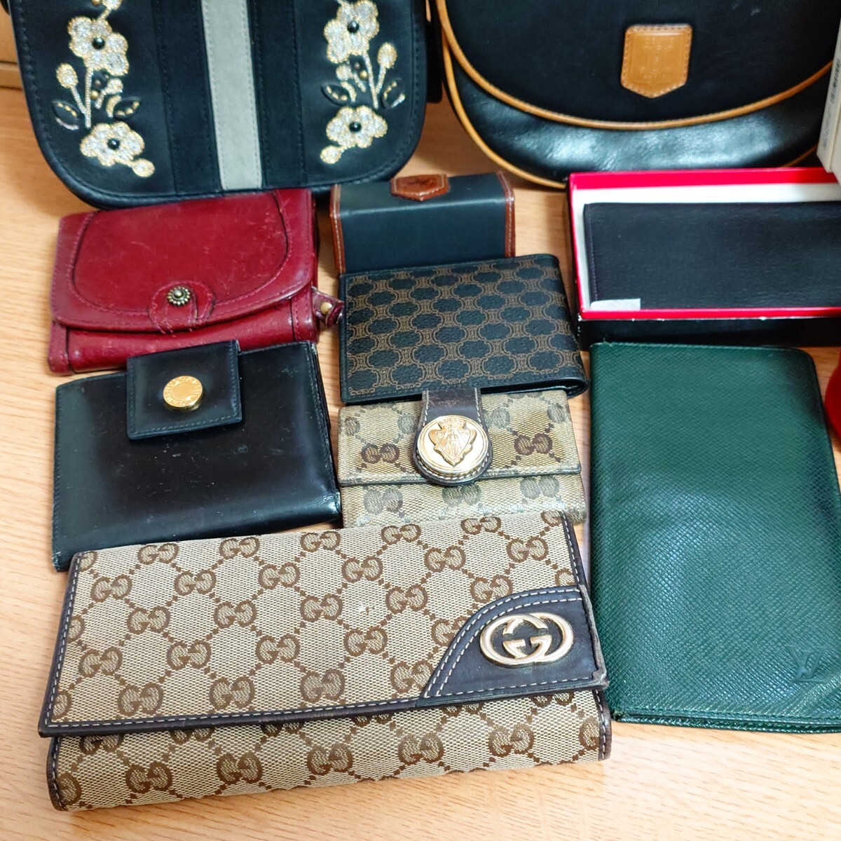 遺品整理品 未使用品あり ブランド 財布 バッグ LOUISVUITTON BALENCIAGA GUCCI BURBERRY CELINE BVLGARI COACH FURLA 大量 まとめ _画像2