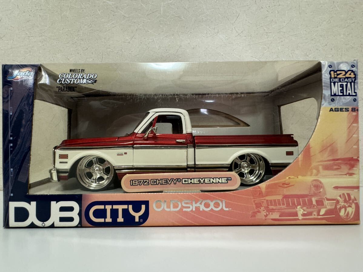 Jada TOYS DUB CITY OLD SKOOL 1972年 CHEVY CHEYNNE レッドメタリック/ホワイトツートン 1/24スケール_画像1