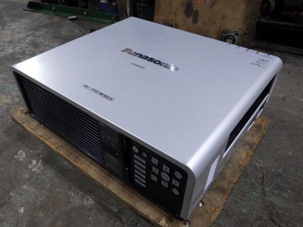 f1666▼ Panasonic パナソニック PT-DW740S WGXA 1チップ DLP方式 プロジェクター 7000ルーメン HDMI対応 業務用 家電 2012年 本体のみの画像2