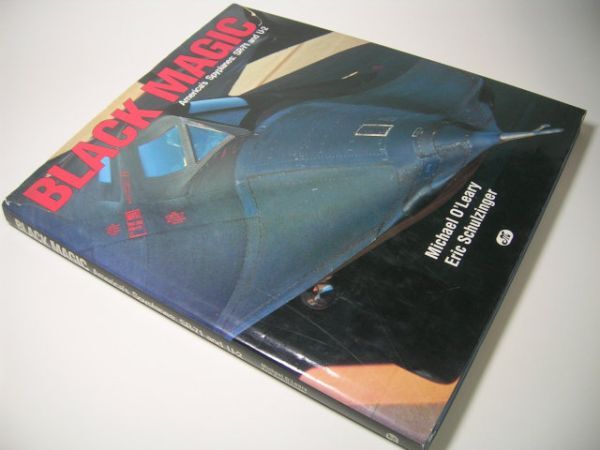 YH33 [洋書]BLACK MAGIC America's Spyplanes:SR-71 and U-2_画像1