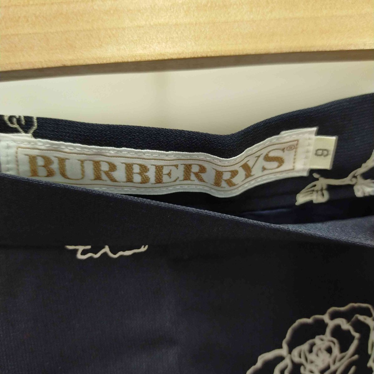 BURBERRYS(バーバリーズ) サイドジップ花柄スカート レディース 9AR 中古 古着 0645_画像6