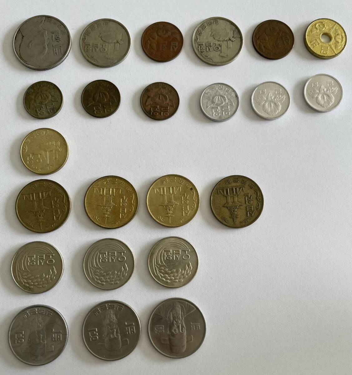 韓国 古銭 まとめ 23枚 1ウォン 5ウォン 10ウォン 50ウォン 100ウォン 美品 特年ある_画像2