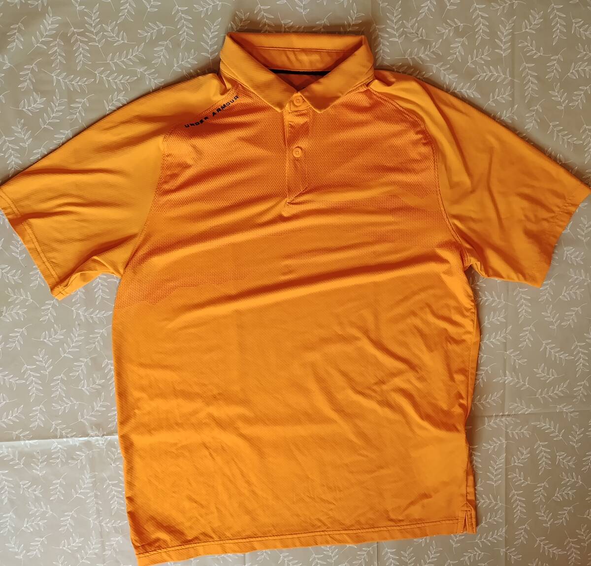 アンダーアーマー　半袖シャツ　サイズＭ　ヒートギア（酷暑対策ウエア）超ストレッチ　やや光沢オレンジ色　しなやか　速乾超薄手生地_画像1