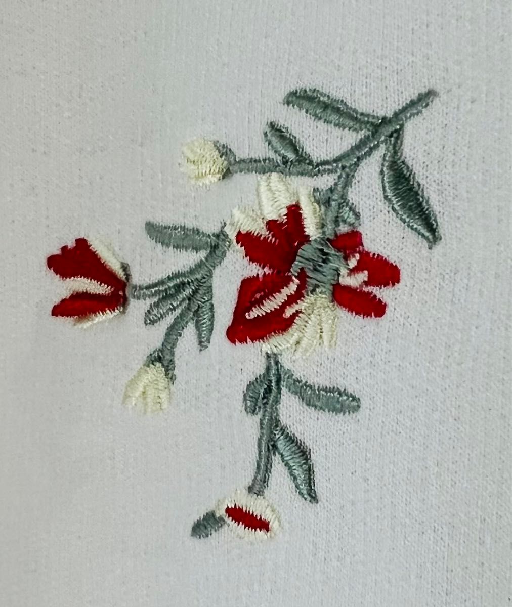 カットソー 白　花刺繍　半袖