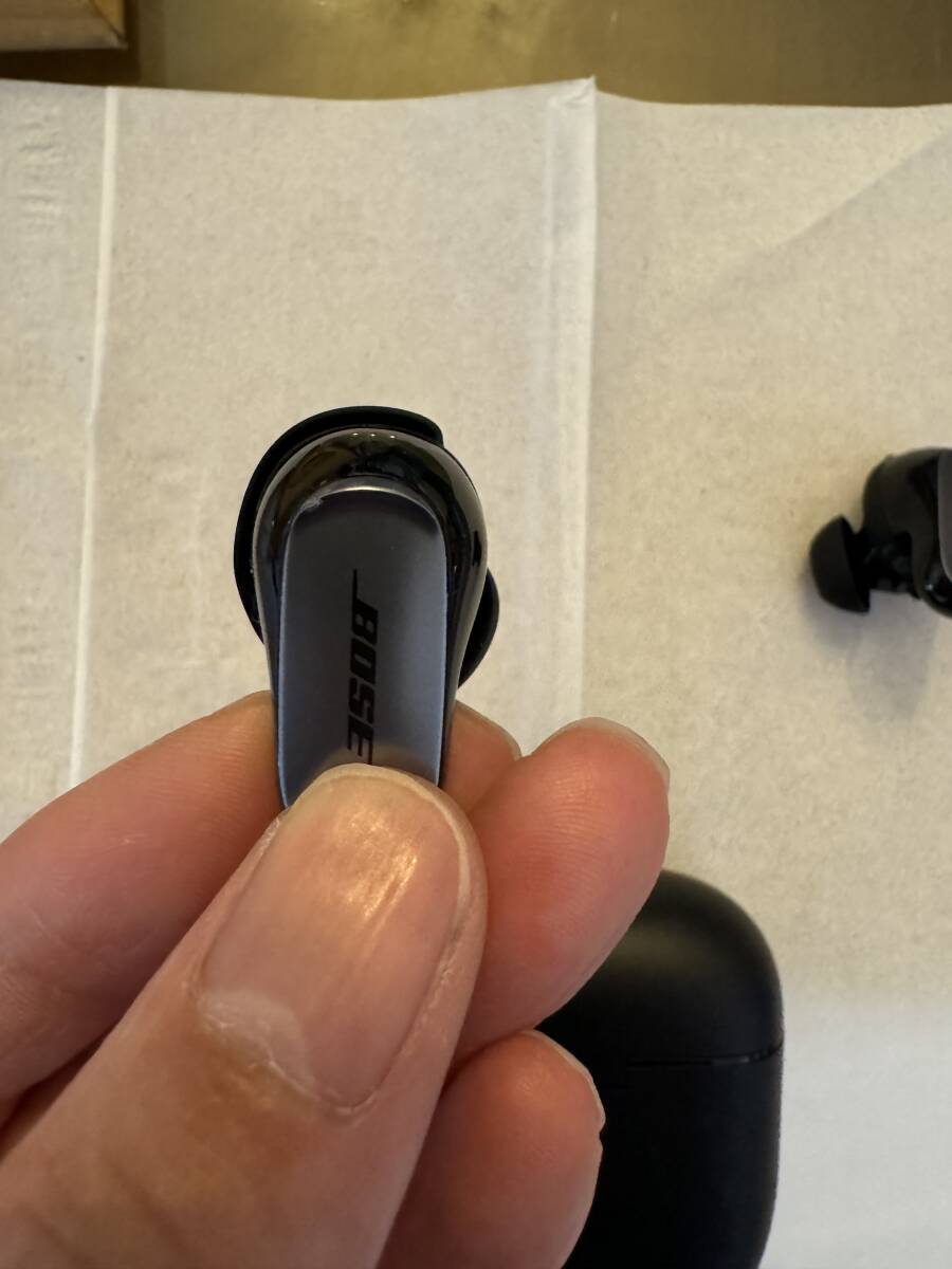 【中古】BOSE ワイヤレスイヤホン QuietComfort Ultra Earbuds ノイズ キャンセリングイヤホン　ブラック_右側に小さな打ち傷あります。