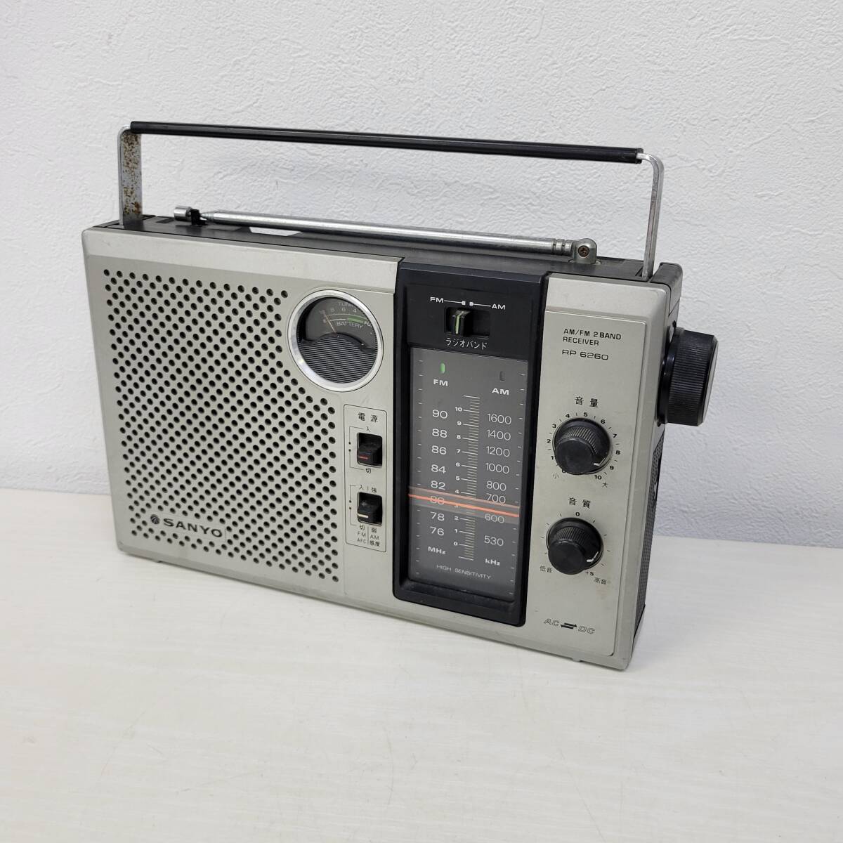 0512-207□昭和レトロ SANYO サンヨー ラジオ RP 6260 AM/FM 2BAND RECEIVER 通電・動作未確認 ジャンク ※簡易梱包 当時物_画像1