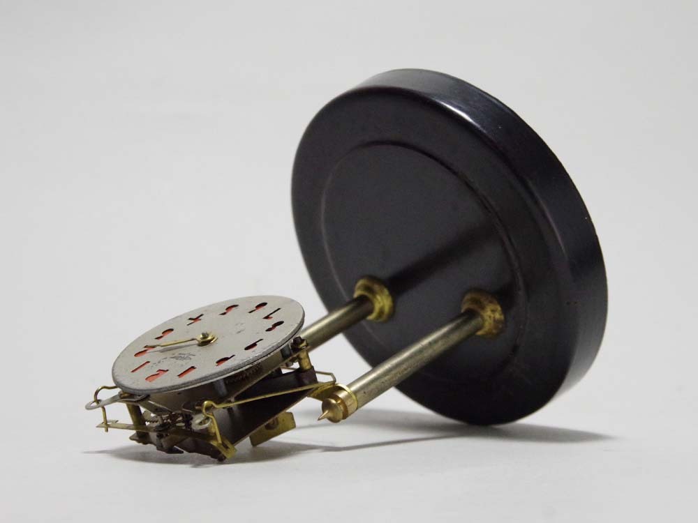 当時物名巧時計人形前後振置時計ブランコ時計ガラスドーム手巻機械式アンティーク置時計昭和レトロ収集家整理品_画像6