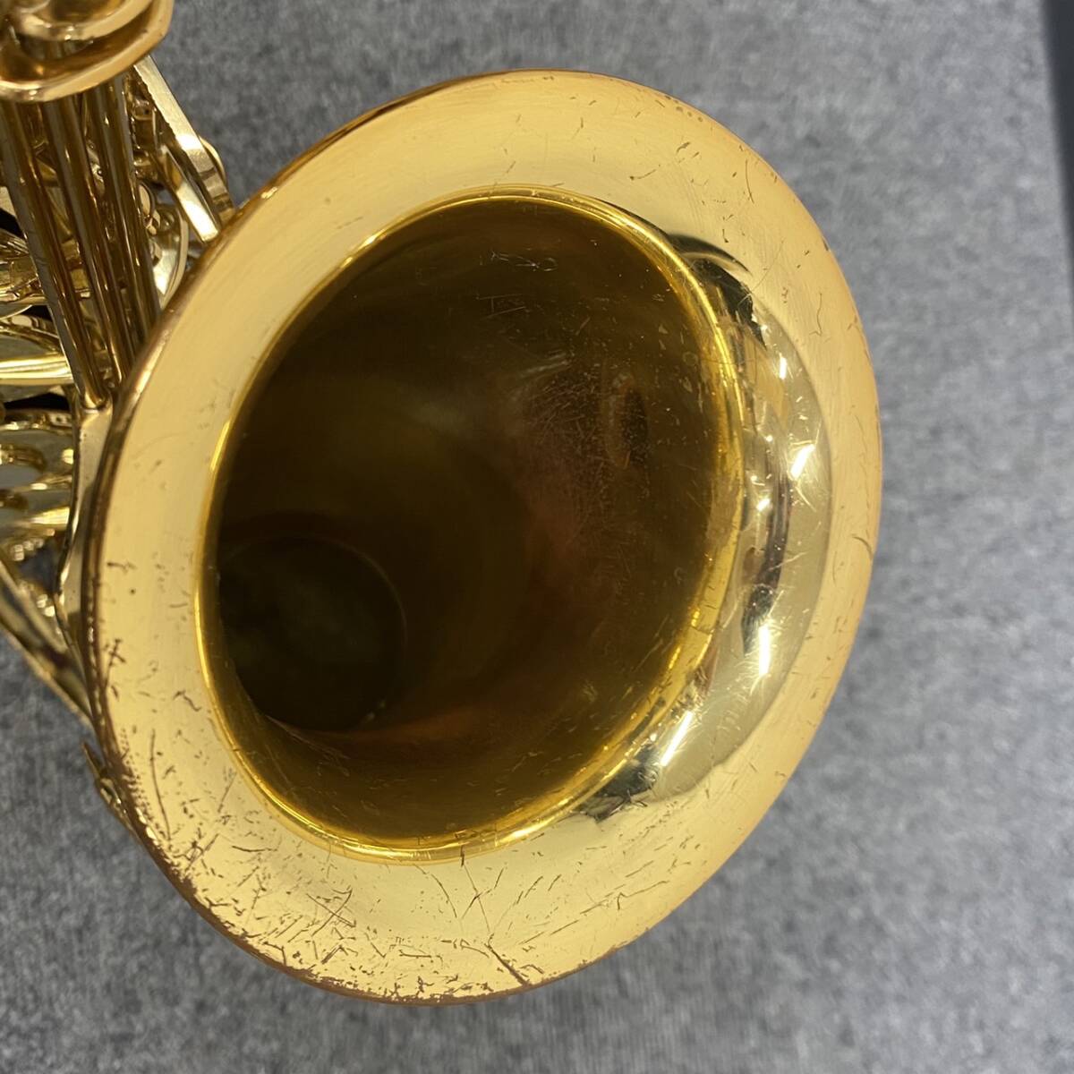 M227-Z14-279 YAMAHA ヤマハ YAS-62 023000 ALTO SAXOPHONE アルトサックス 彫刻入り ハードケース付き 金管楽器 楽器 ②_画像4