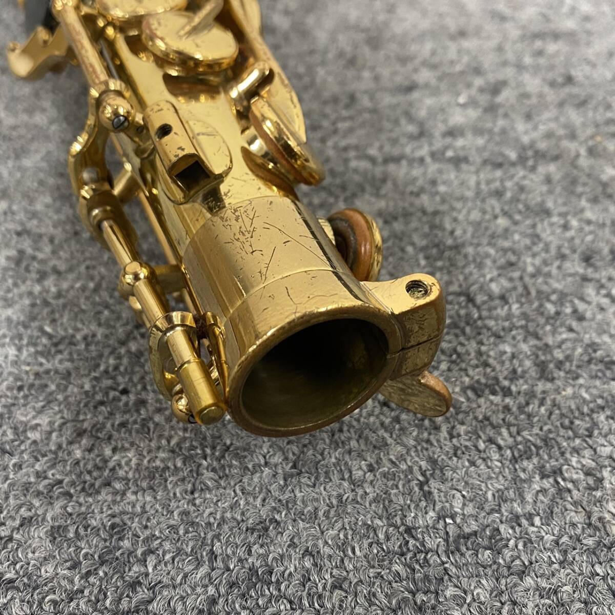 M227-Z14-279 YAMAHA ヤマハ YAS-62 023000 ALTO SAXOPHONE アルトサックス 彫刻入り ハードケース付き 金管楽器 楽器 ②_画像6