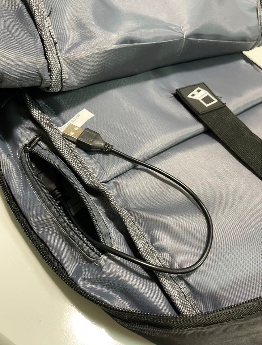 メンズリュック　バックパック　リュクサック　軽量　ブラック　黒　通勤鞄　通学鞄　シンプルデザイン　ユニセックス